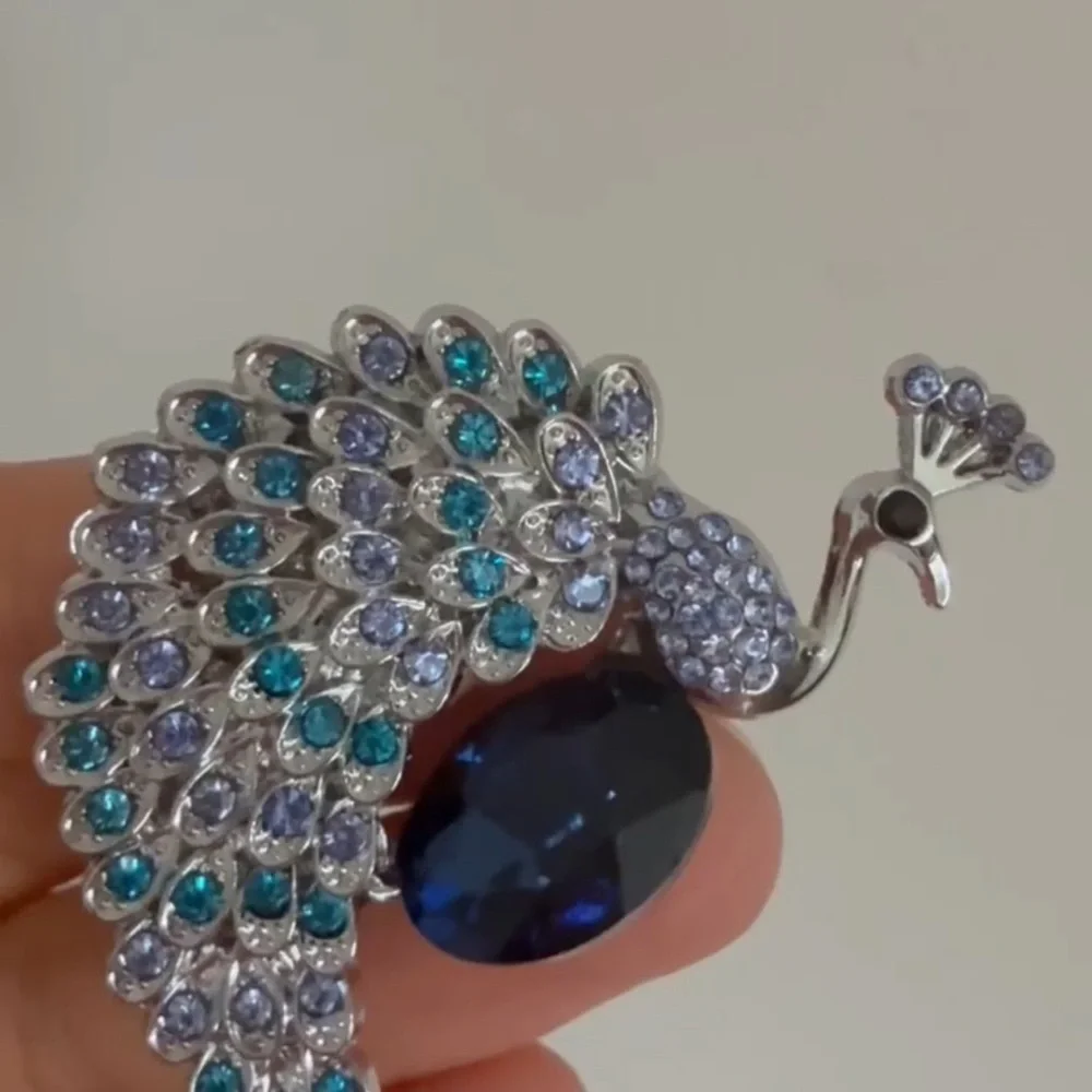 NEW❗️Elegant Blue and Silver Peacock Brooch